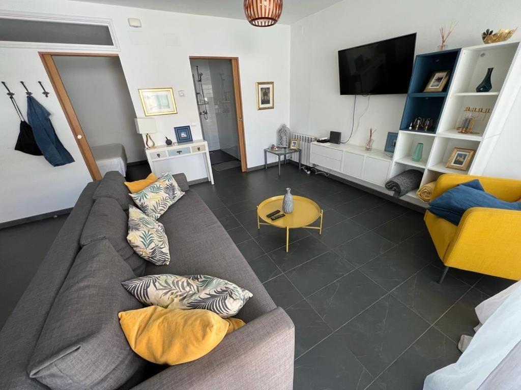 Sunny Flat In Sitges 30 Seconds To Beach, Balcony & Sea Views! Exterior photo