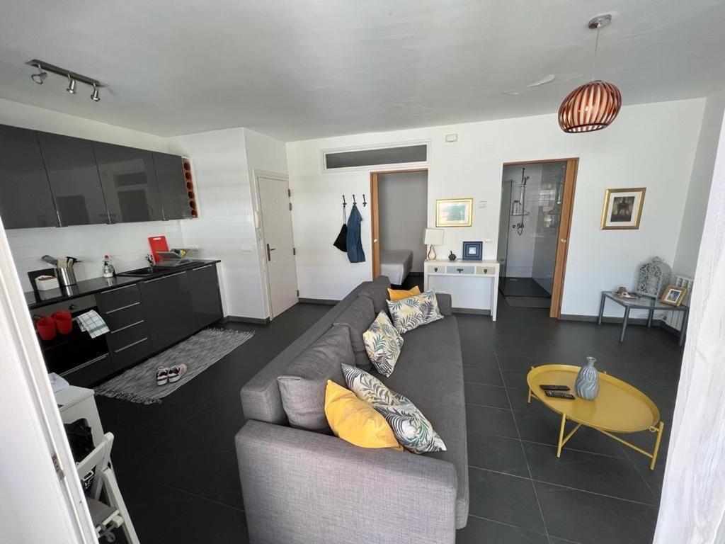 Sunny Flat In Sitges 30 Seconds To Beach, Balcony & Sea Views! Exterior photo
